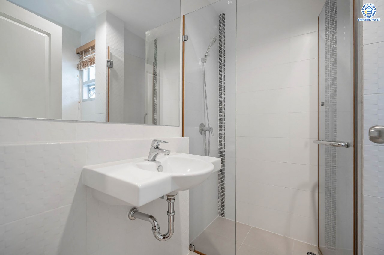 บ้านมือสองตกแต่งใหม่ โครงการ ไลฟ์ บางกอก บูเลอวาร์ด พระราม5 ตกแต่งหรูหรา เนื้อที่ 52.3 ตร.ว. ฟังก์ชัน 3 ห้องนอน 3 ห้องน้ำ 1 ห้องอเนกประสงค์ จอดรถได้ 2 คัน บนทำเลเชื่อมต่อเมือง ใกล้รถไฟฟ้าสายสีม่วง "สถานีแยกติวานนท์" จุดขึ้นทางด่วน "ศรีรัช" และรายล้อมด้วยสิ่งอำนวยความสะดวกครบ